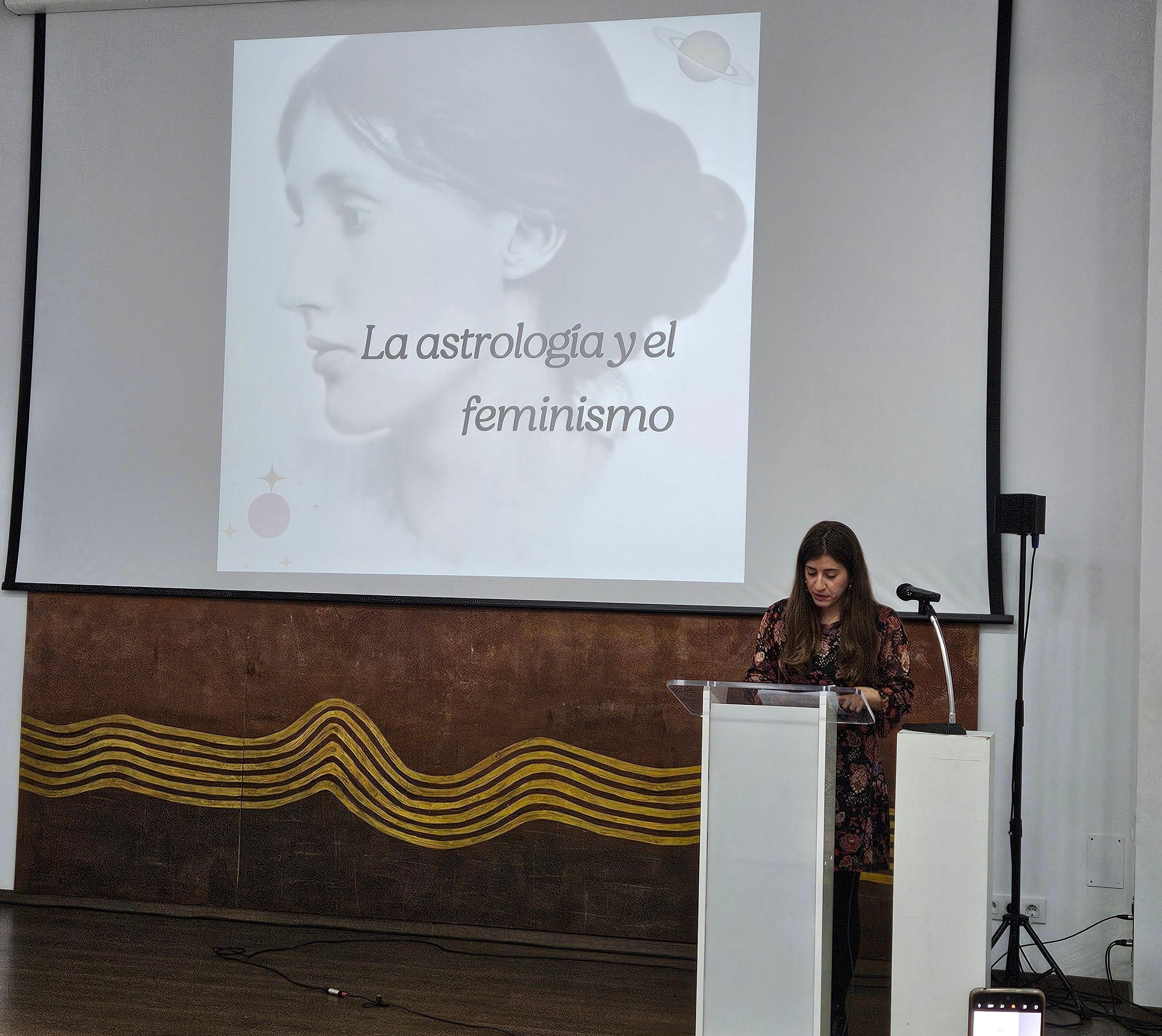 Agustina Schirripa expone durante la conferencia «Viginia Woolf: Un universo propio» organizada por Libros del Ciempiés en noviembre de 2024.