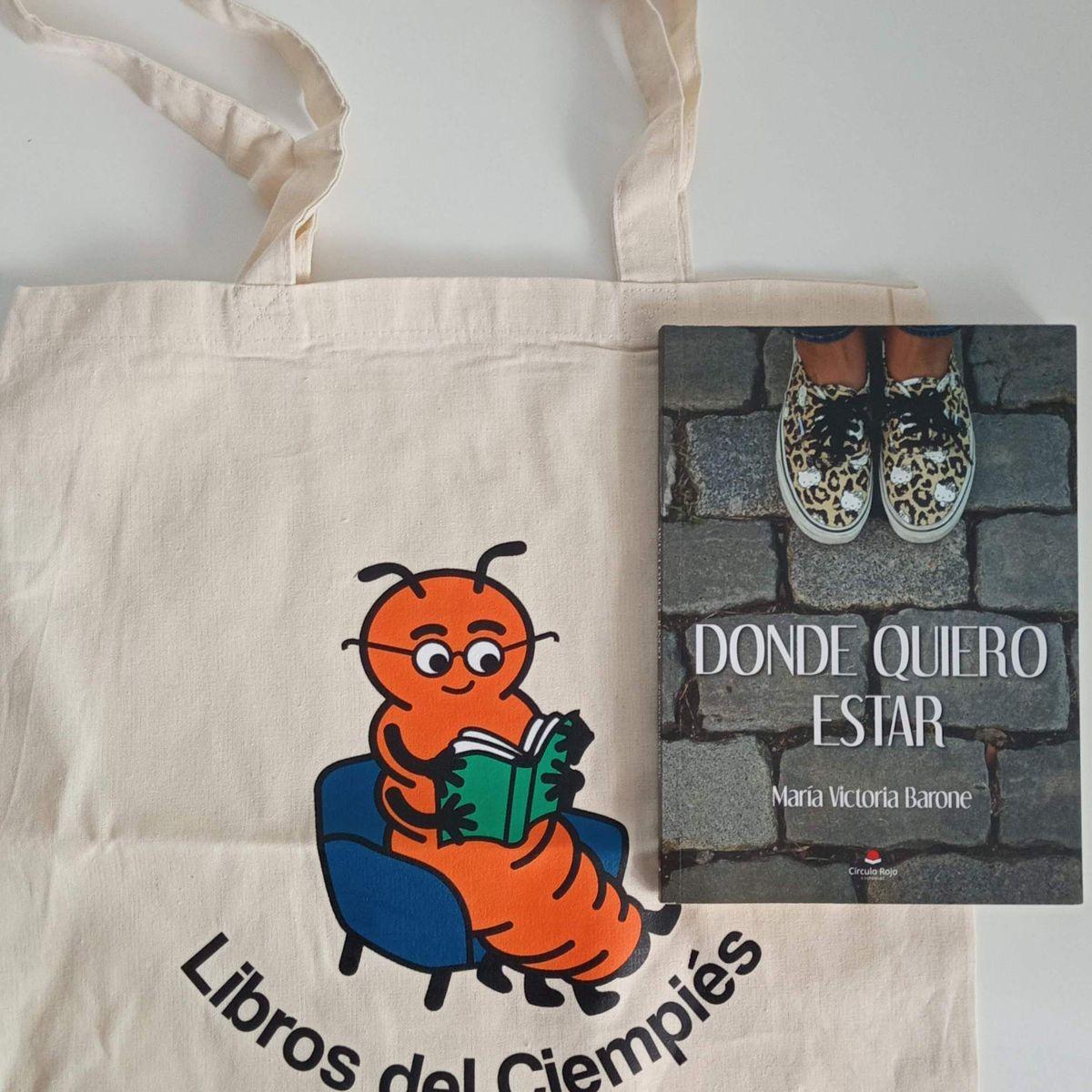 Foto de un ejemplar de «Donde quiero estar», novela de Maui Barone, y una tote bag de Ciempiés.