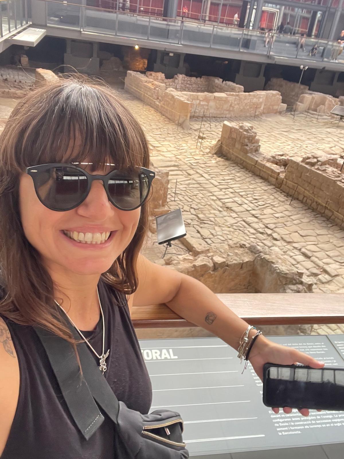 Selfie de Gisela Caffarena, que mira a la cámara un poco de costado. Sonríe. Lleva gafas de sol y el cabello suelto, liso con flequillo y castaño.