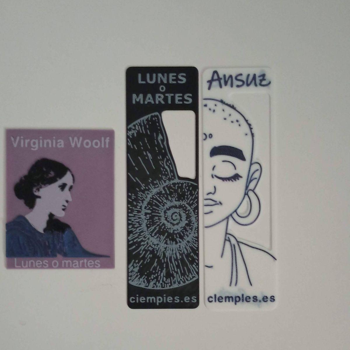 Foto de un imán con la imagen de Virginia Woolf, un marcapáginas del libro «Lunes o martes» y un marcapáginas del libro «Ansuz», editados por Libros del Ciempiés.