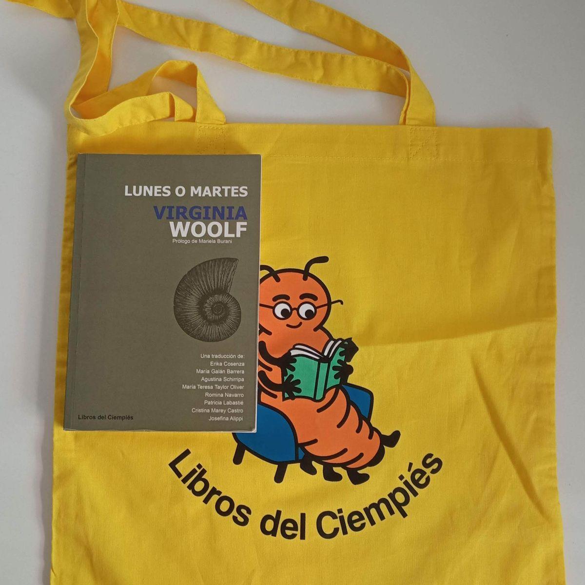 Una foto que muestra un ejemplar del libro  «Lunes o martes» y una tote bag de Libros del ciempiés.