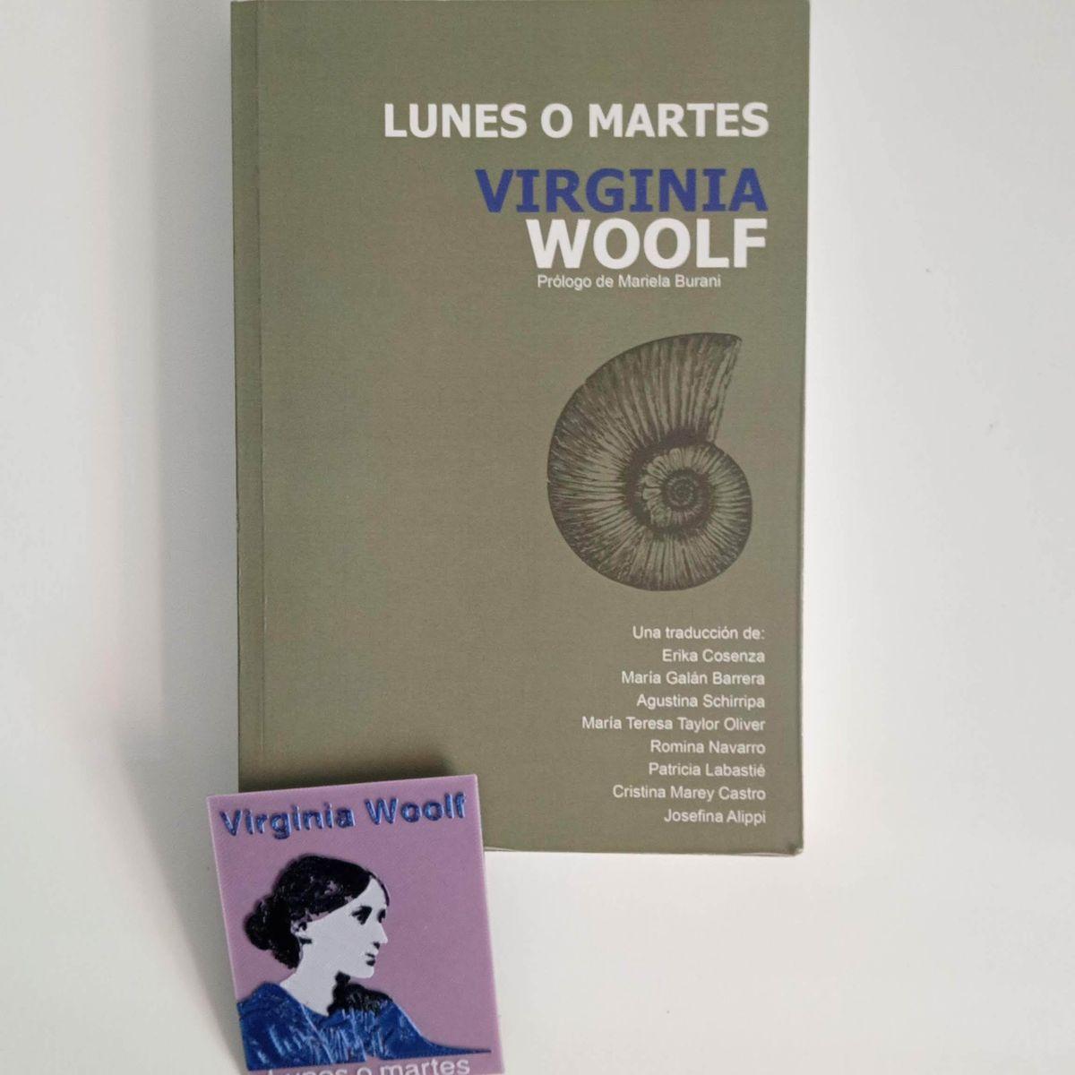 Fotografía que muestra un ejemplar de «Lunes o martes» editado por Libros del Ciempiés y un imán con la imagen de Virginia Woolf