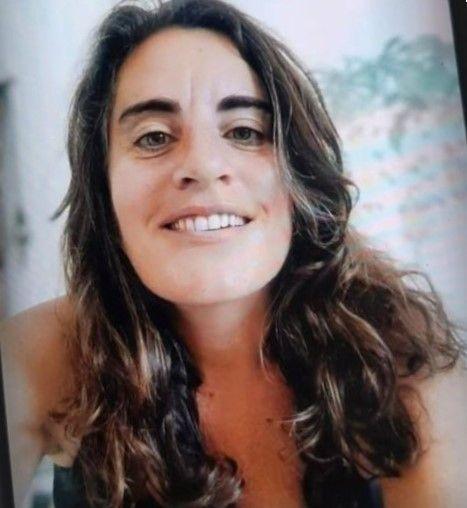 Primer plano de Patricia Labastié. Patricia tiene el cabello largo, ondulado y de color castaño, tez blanca y ojos claros.