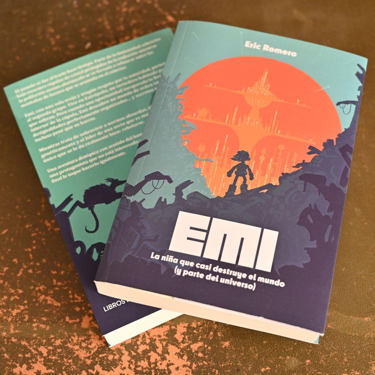 Una foto con dos ejemplares de «Emi, la niña que casi destruye el mundo (y parte del universo)»
