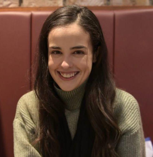 Primer plano de Sabina Torres, parte del equipo de traducciones de Ciempiés. Sabina es delgada y tiene cabellos castaños y largos.