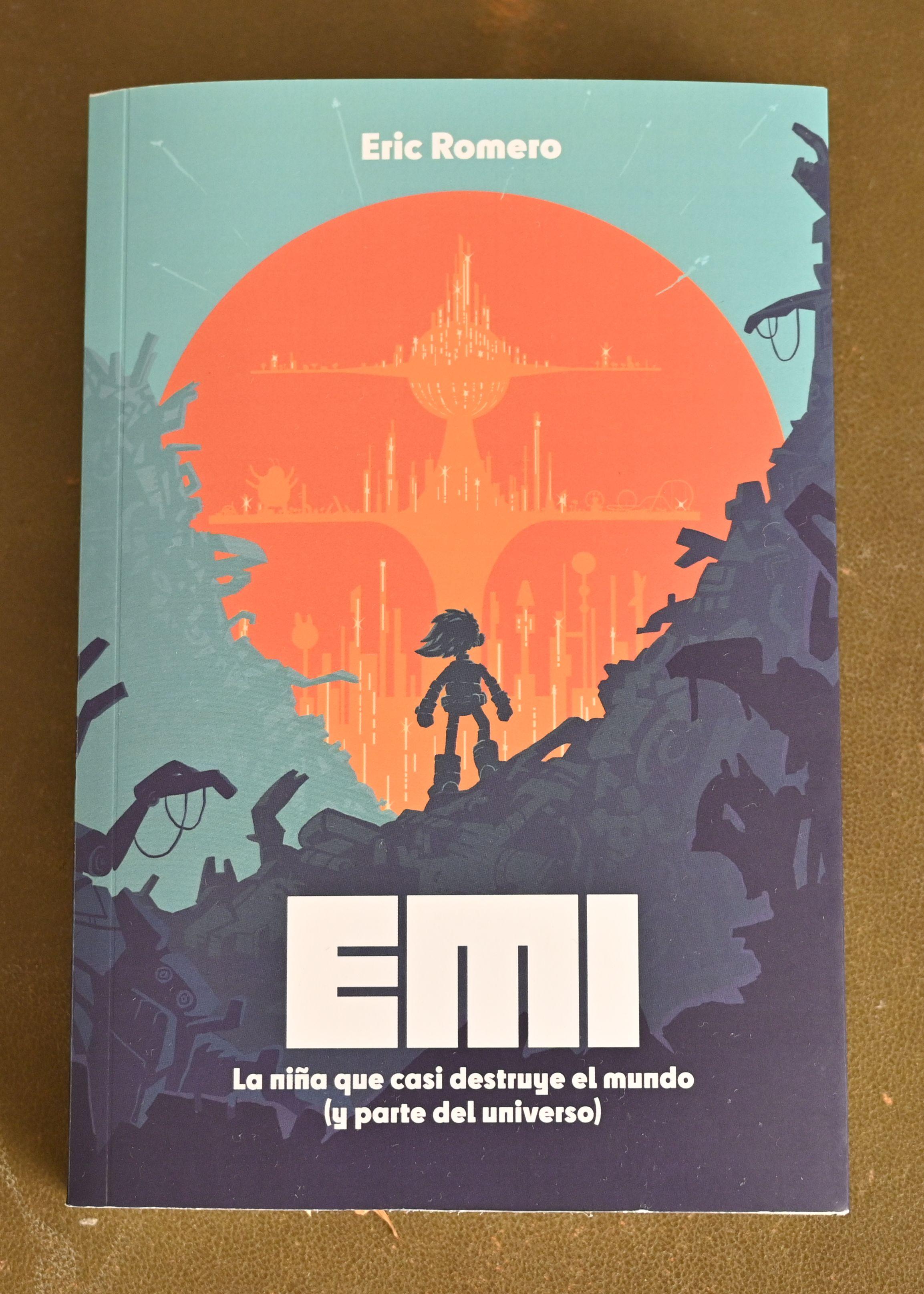 Foto de un ejemplar de «Emi, la niña que casi destruye el mundo (y parte del universo)», libro escrito por Eric Romero y publicado por Libros del Ciempiés.