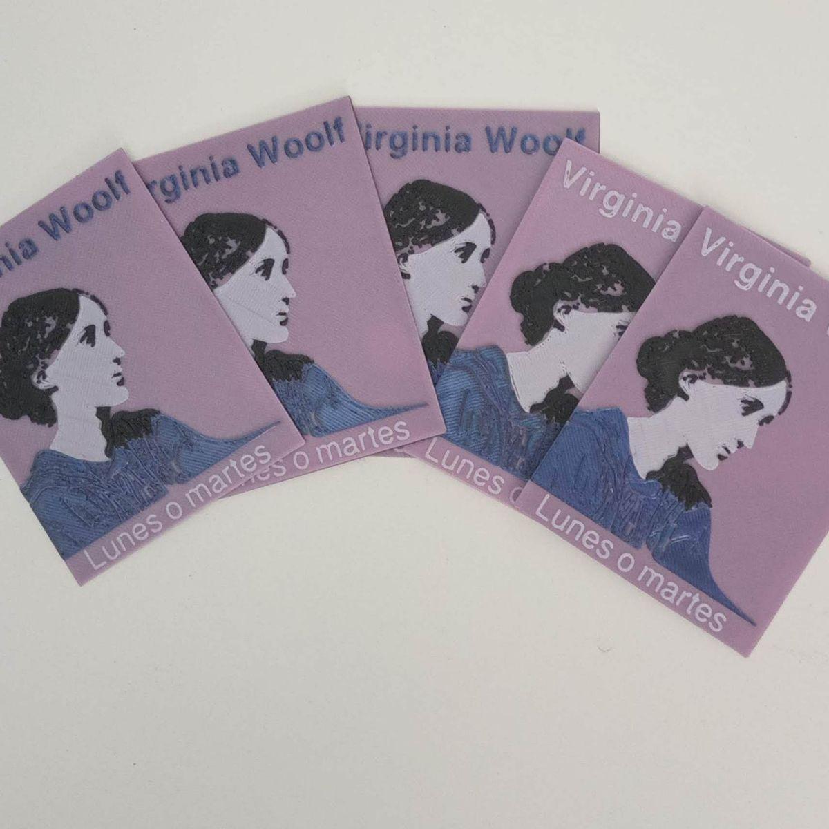 Foto que muestra cinco imanes con la imagen de Virginia Woolf, elaborado con impresión 3D