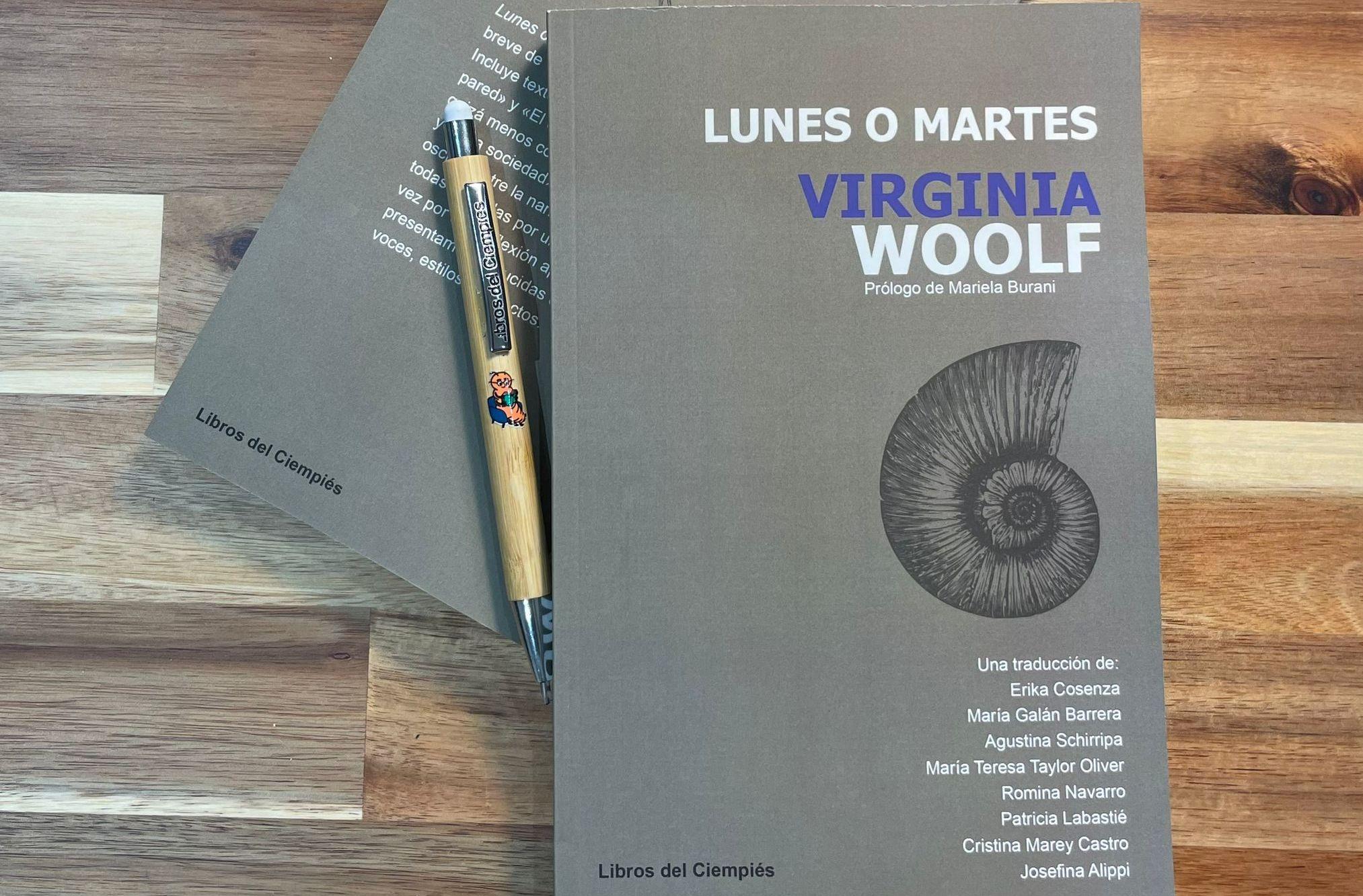 Dos ejemplares del libro «Lunes o martes», de Virginia Woolf, editado por Libros de Ciempiés para su colección «Clásicos accesibles». En la foto también se ve una lapicera con la ilustración del «Ciempiés lector».