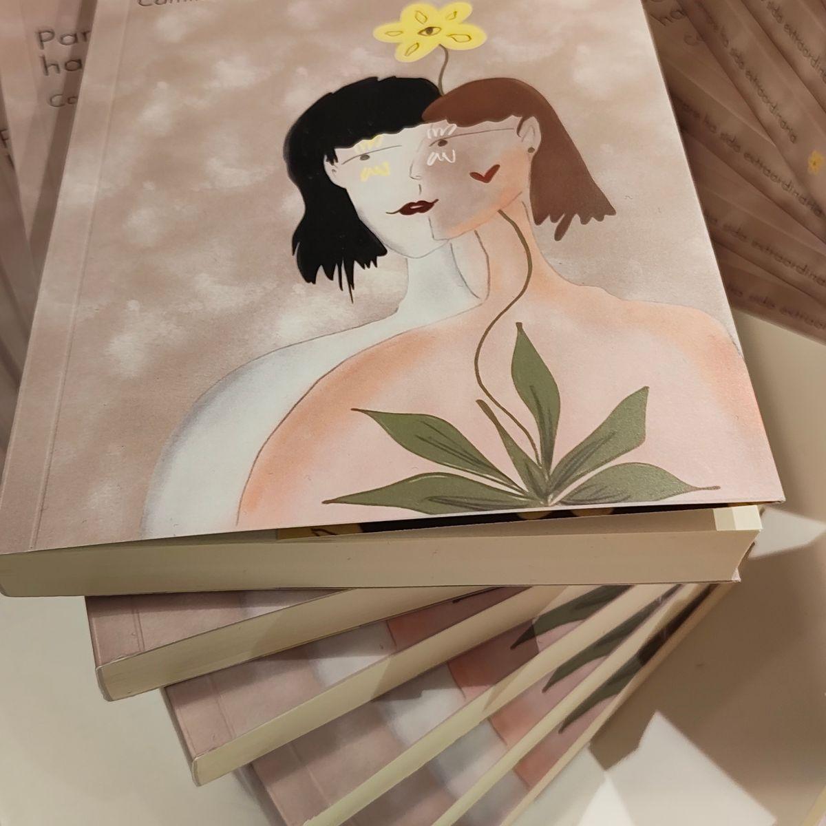 Varios ejemplares de «Para ella, que siempre ha sido extraordinaria», escrito por Camila Fiuza y publicado por Libros del Ciempiés.