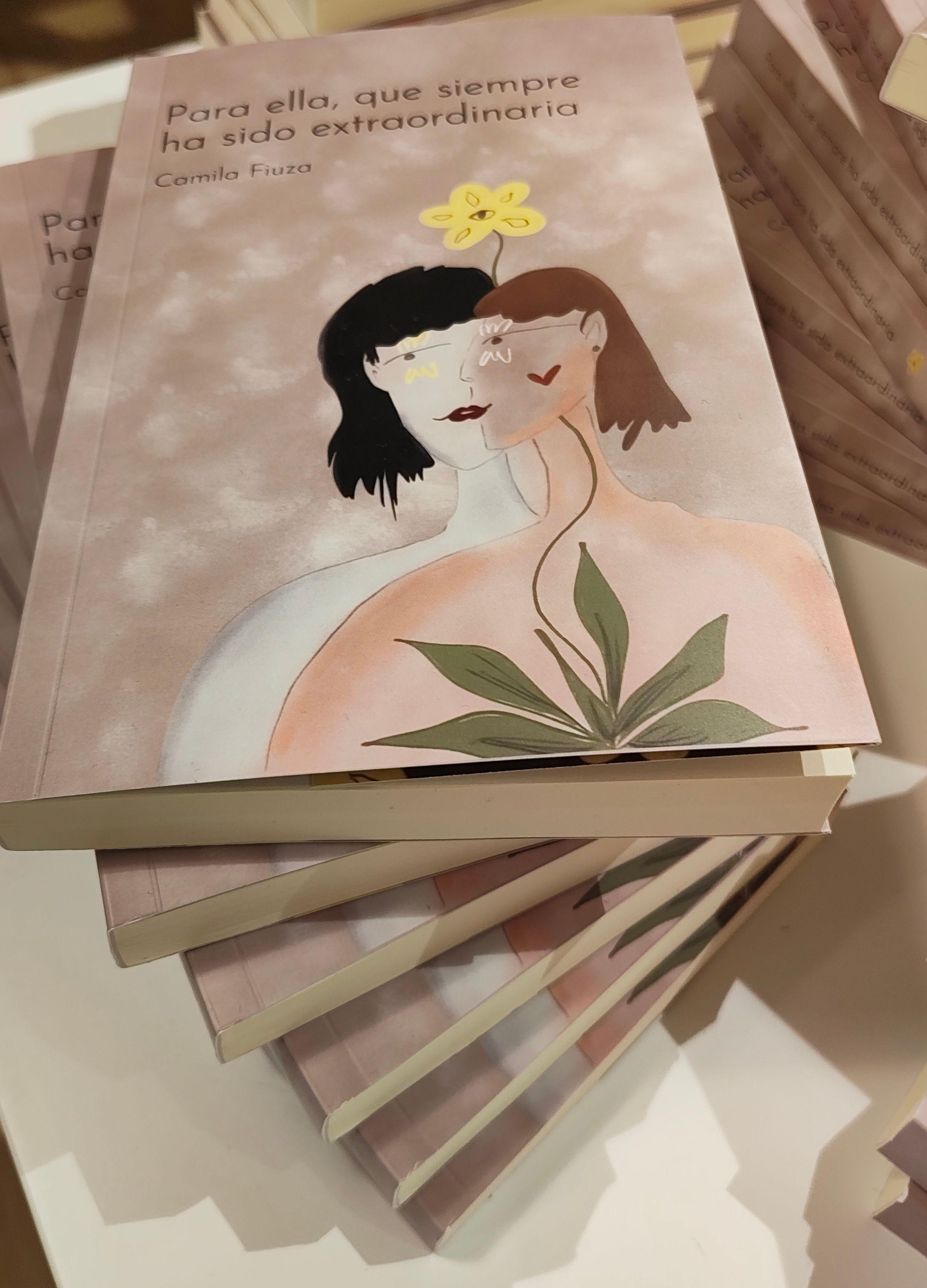 Varios ejemplares de «Para ella, que siempre ha sido extraordinaria», escrito por Camila Fiuza y publicado por Libros del Ciempiés.
