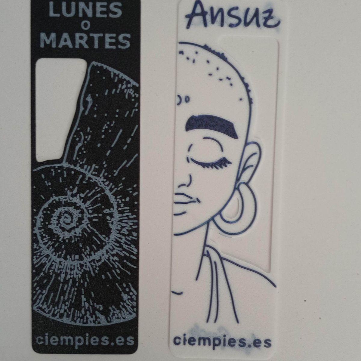 Foto de un marcapáginas del libro «Lunes o martes» y otro del libro «Ansuz», editados por Libros del Ciempiés.