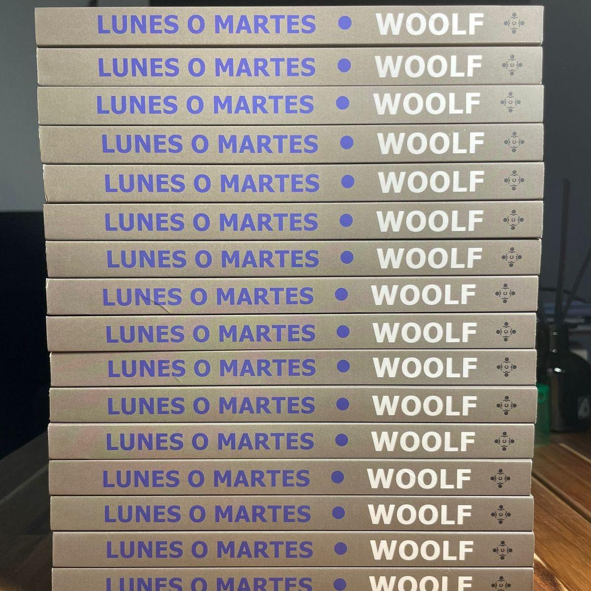 Pila de ejemplares de «Lunes o martes», de Virginia Woolf, editado por Libros del Ciempiés para su colección de «Clásicos accesibles». Se ven los lomos de los libros, en los que dice «Lunes o martes» en azul y «Woolf» en blanco y está el logo de Ciempiés en negro.