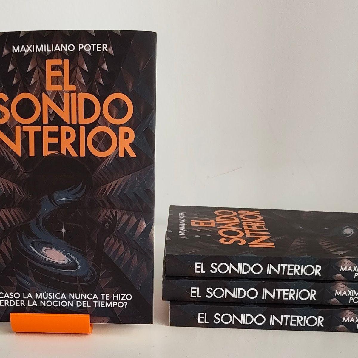 Foto de varios ejemplares del libro "El sonido interior", escrito por Maximiliano Poter y publicado por Libros del Ciempiés