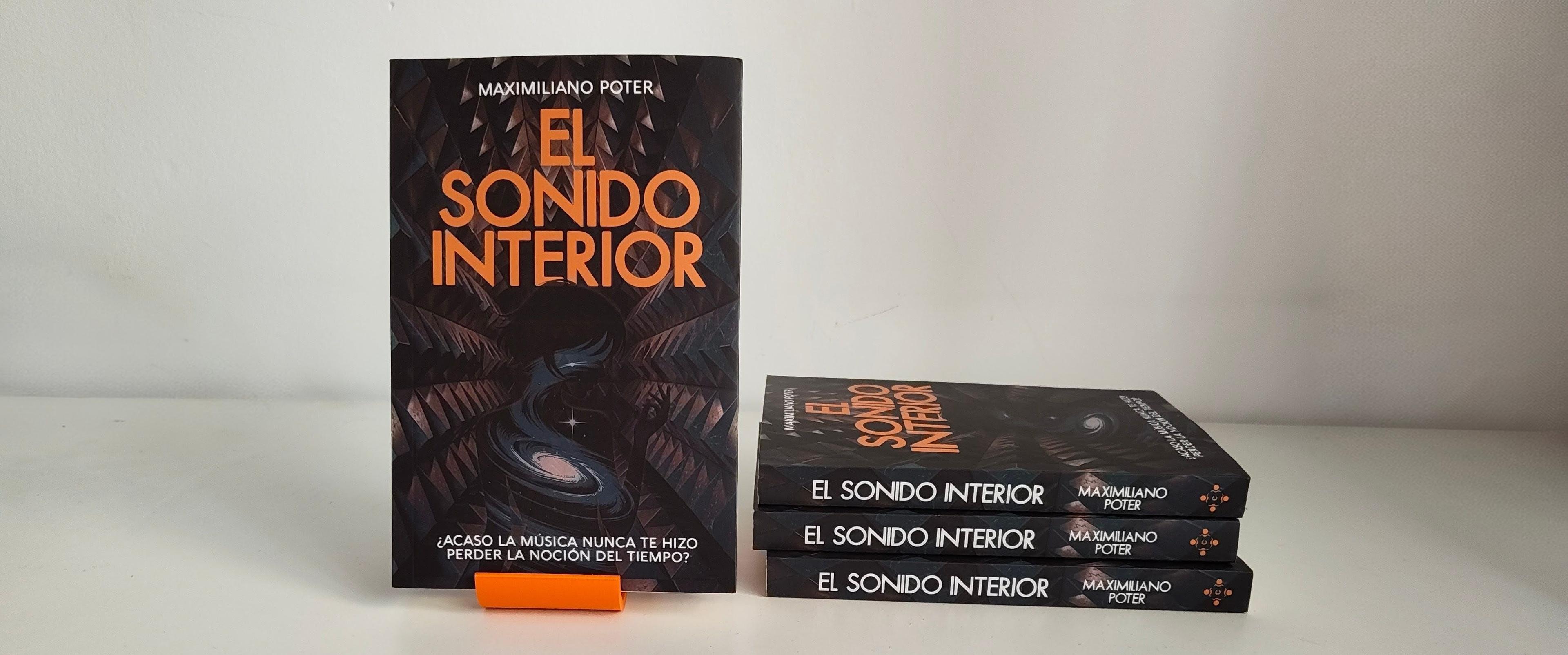 Foto de varios ejemplares del libro "El sonido interior", escrito por Maximiliano Poter y publicado por Libros del Ciempiés