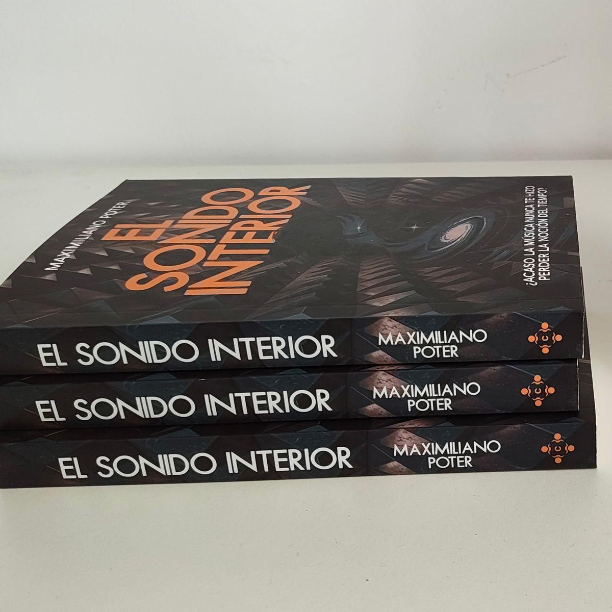 Fotode varios ejemplares de «El sonido interior», escrito por Maximiliano Poter y publicado por Libros del Ciempiés